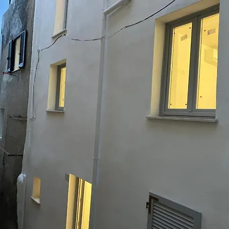 B&B Residenza Nel Borgo L'appusentu 카스텔사르도